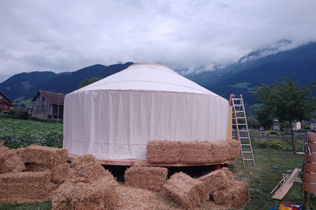 Jurtenbau mit Strohisolation – Wandaufbau einer Jurte