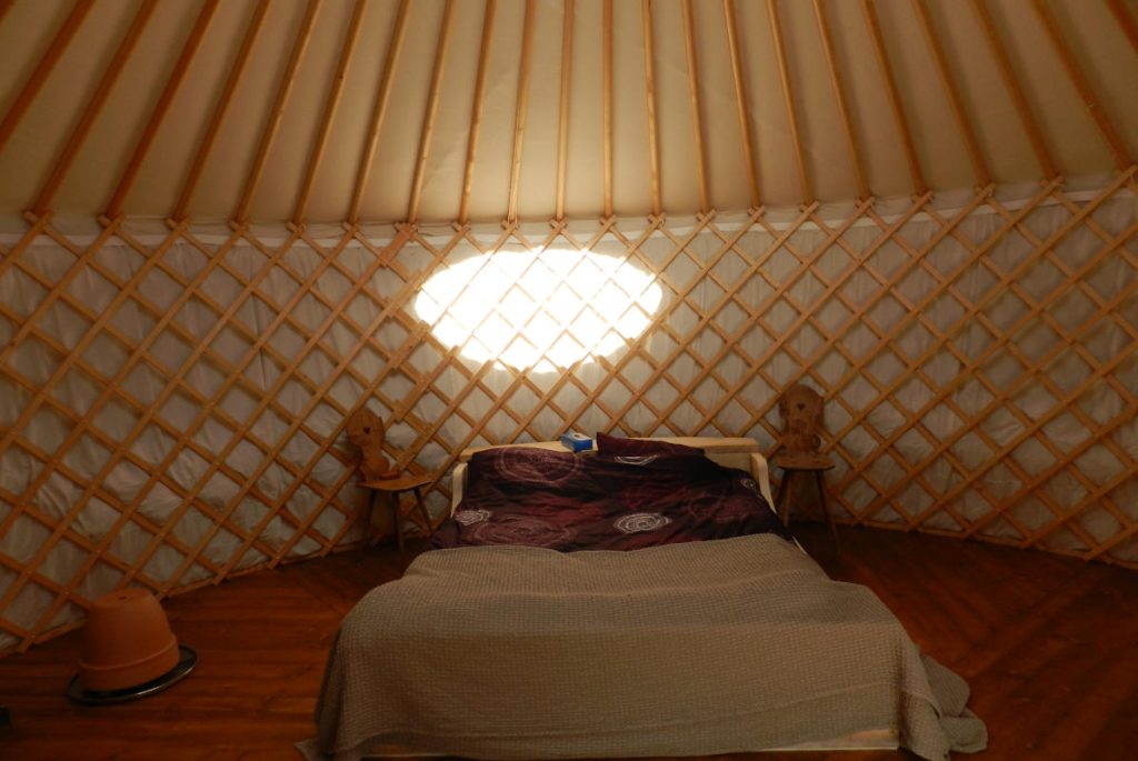 Innenansicht einer Jurte aus Holz in der Schweiz