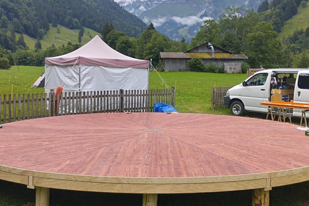 Jurte kaufen Schweiz – Holz-Bodenplattform im Aufbau als Grundlage für eine Jurte