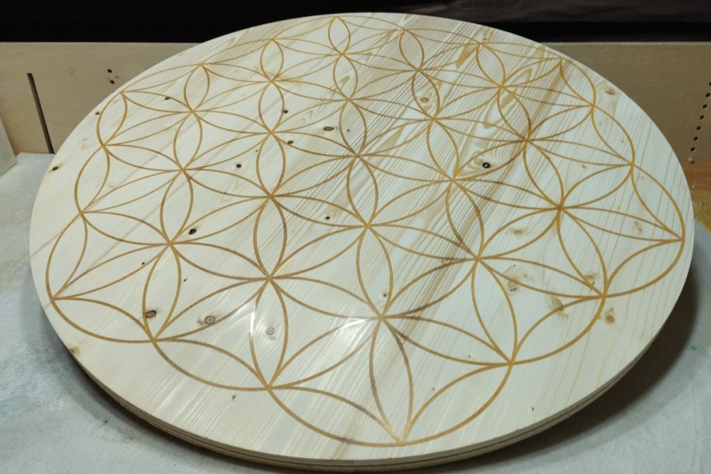 Gefräste Lebensblume in einer runden Holzscheibe – Detail aus dem Jurtenbau