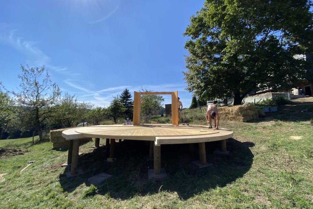 Aufbau des runden Jurtenbodens mit Eingang im Gelände – Jurtenbau Schweiz