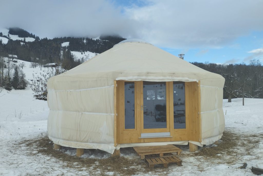 Wohnjurte im Winter in der Schweiz – individuell geplanter Jurtenbau
