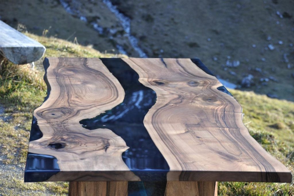 massivholz tisch epoxidharz naturkante