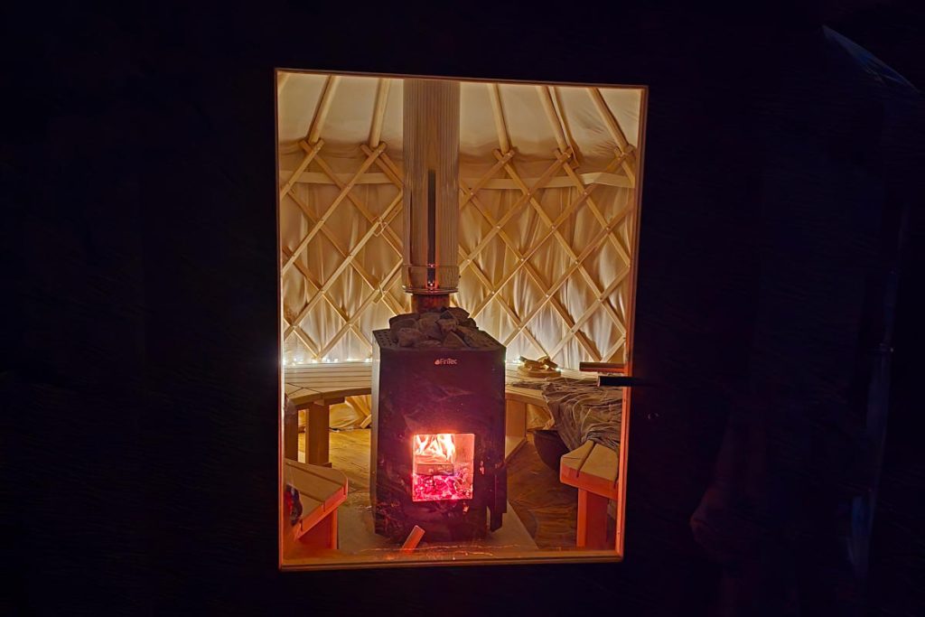 Saunajurte aus Holz in der Schweiz mit Holzofen – handgefertigter Jurtenbau