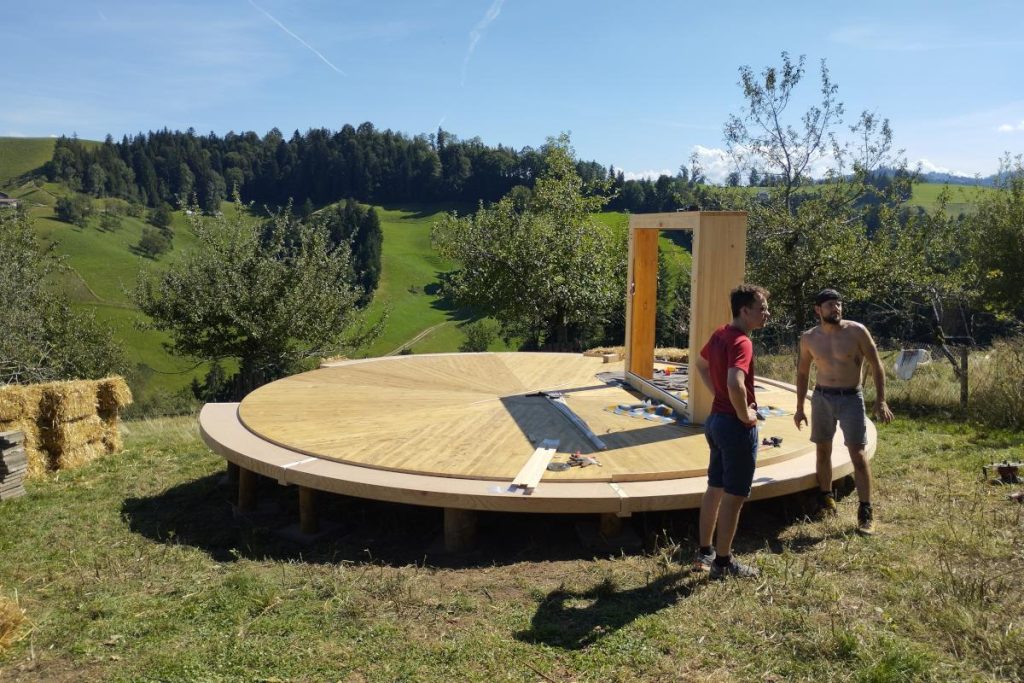 Jurtenboden aus Holz – runde Holzplattform als Basis für den Jurtenbau
