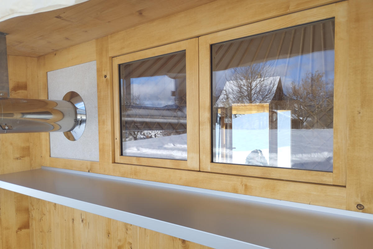 alt="Fensterrahmen aus Mondholz in einer Jurte in der Schweiz"