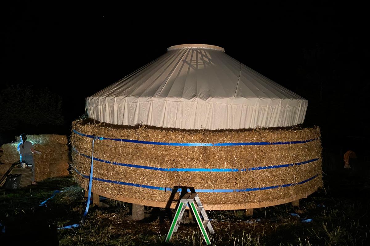 alt="35 cm starke Strohdämmung in einer Wohnjurte in der Schweiz"