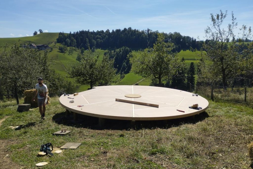 Jurtenbau Schweiz – modulare Holzplattform in einzelnen Elementen
