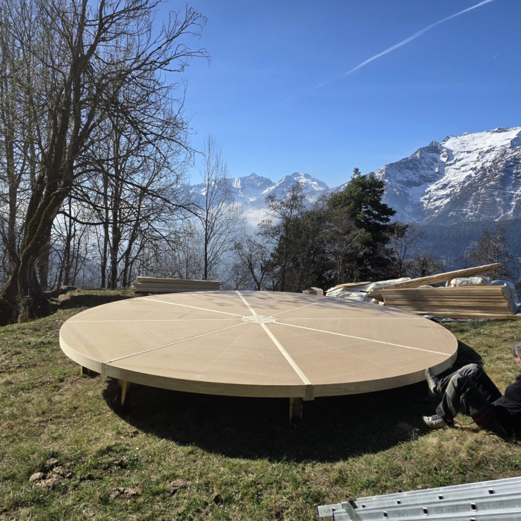 Fertiggestellte runde Holz-Bodenplattform für den Bau einer Wohnjurte in der Schweiz.