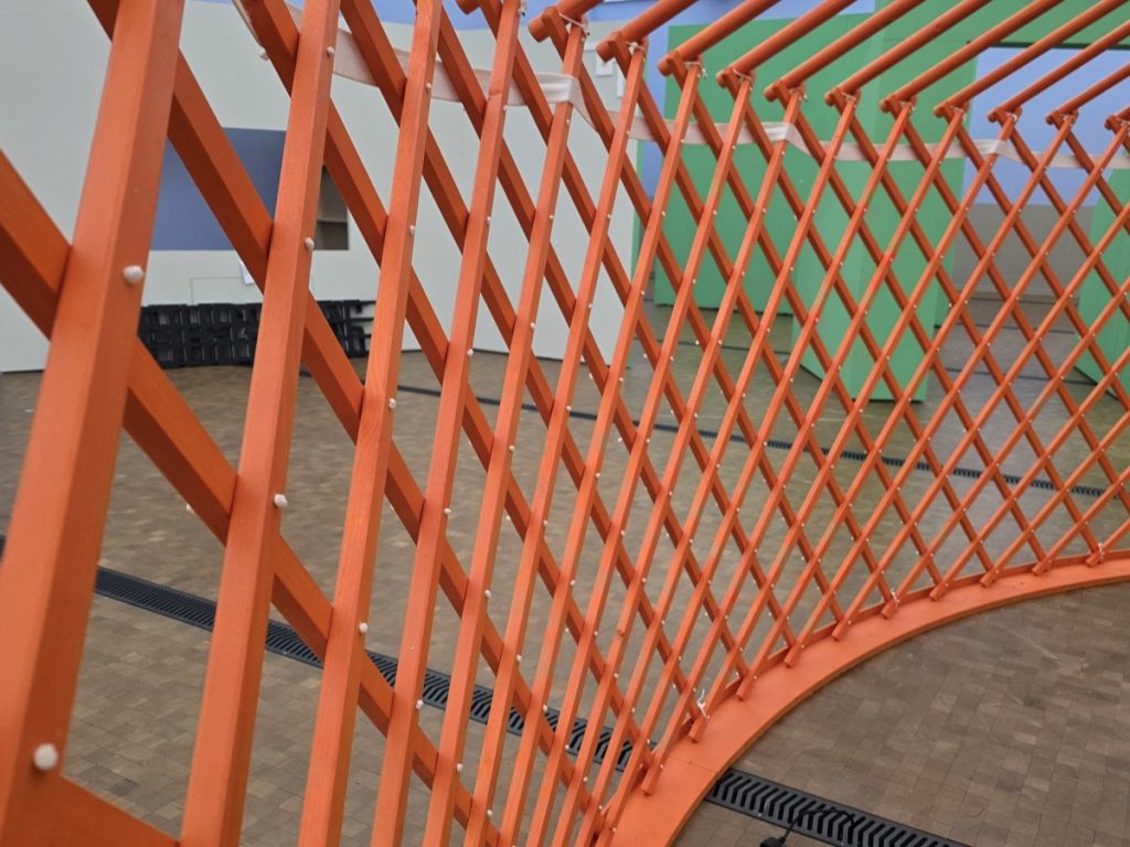 Detailaufnahme einer handgefertigten Gitterwand für eine Jurte.