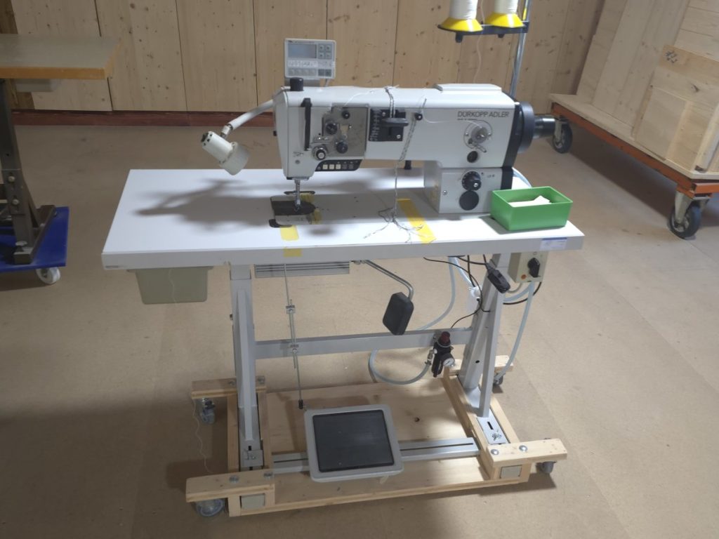 Dürkopp-Adler Industrienähmaschine für die Verarbeitung von Jurtenstoffen in der Werkstatt von Holzhandwerk Montagen in Amsteg.