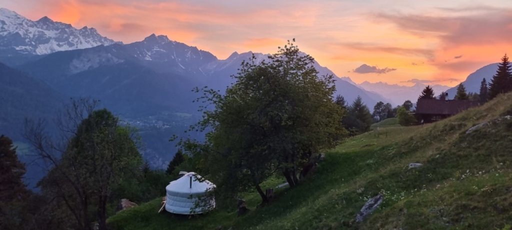 Handgefertigte Wohnjurte in den Schweizer Bergen. Individueller Jurtenbau in der Schweiz mit Planung, Herstellung und Montage.