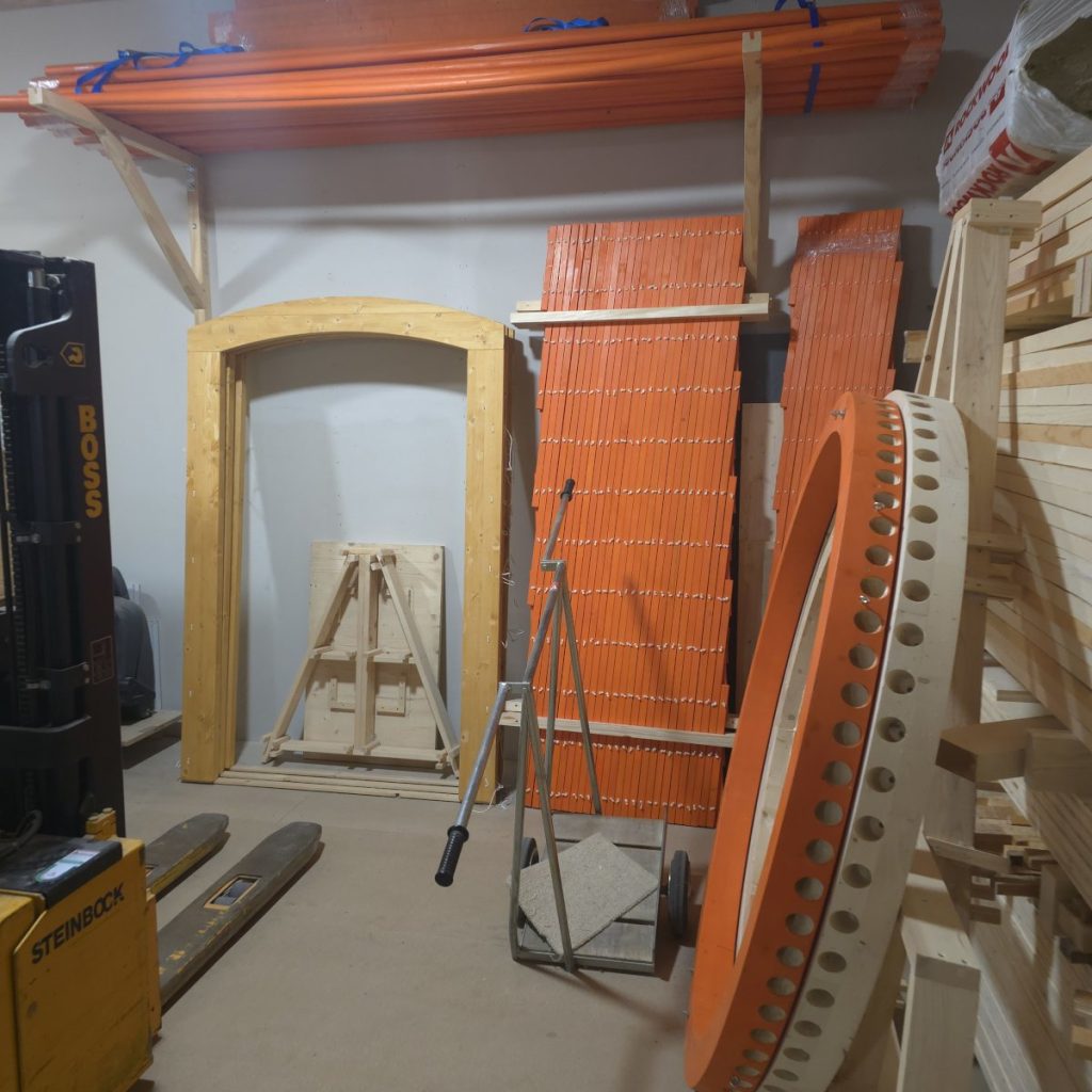 Jurtenbauteile wie Dachring, Türrahmen und Gitterwände in der Werkstatt von Holzhandwerk Montagen.