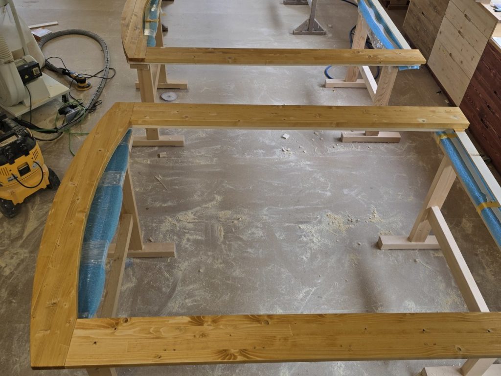 Herstellung einer Jurtentüre in der Werkstatt von Holzhandwerk Montagen in Amsteg (Uri).