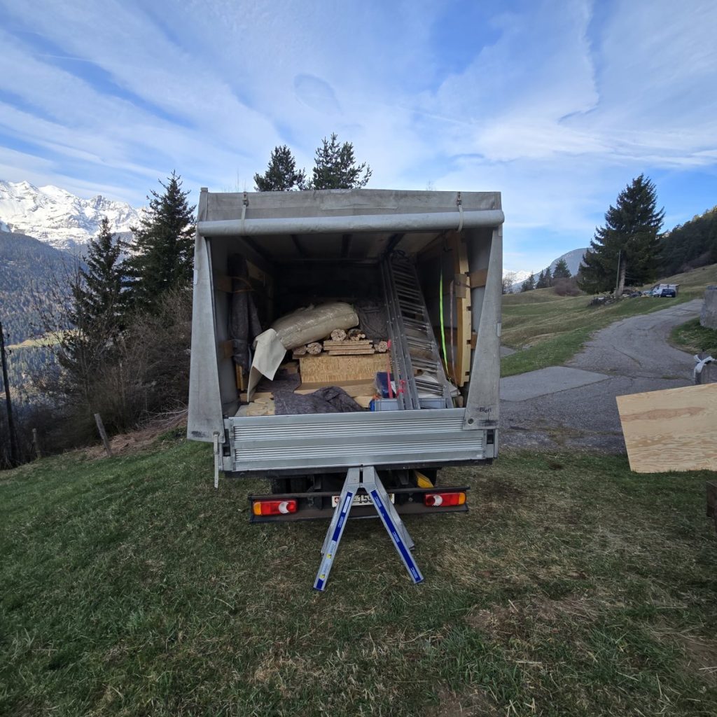 Transport der Jurtenbauteile zur Baustelle für den Aufbau einer Wohnjurte in der Schweiz.